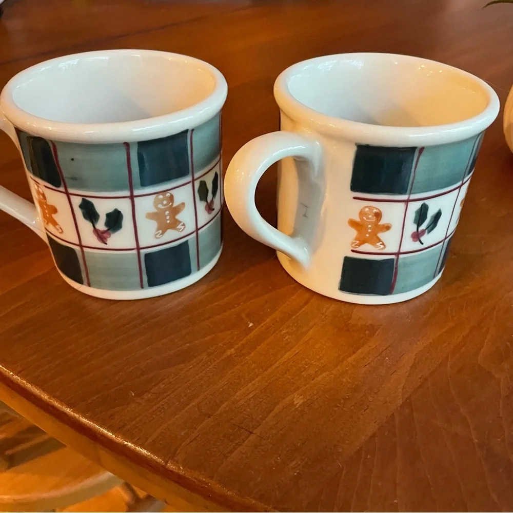 Two Vtg Hartstone Gingerbread Plaid Holly Holiday Mugs 1982